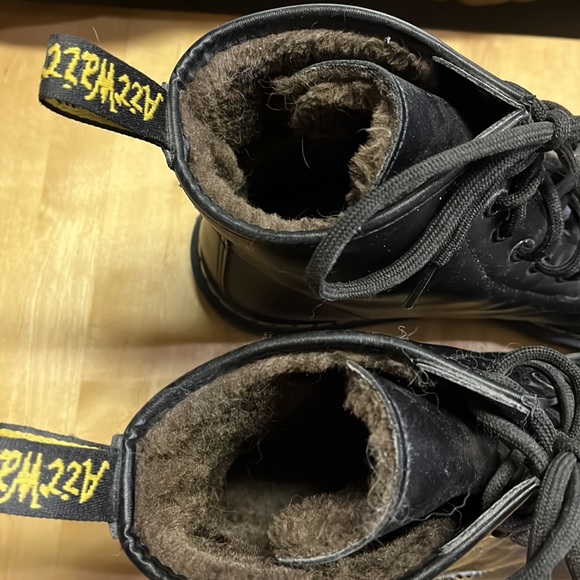 Hello Kitty fur lined black boots. Size women’s 10 - Picture 2 of 4